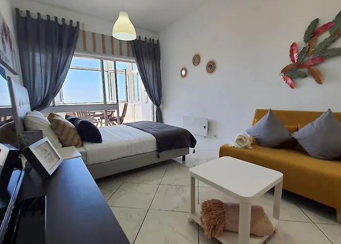 Front Ocean View נאזרה