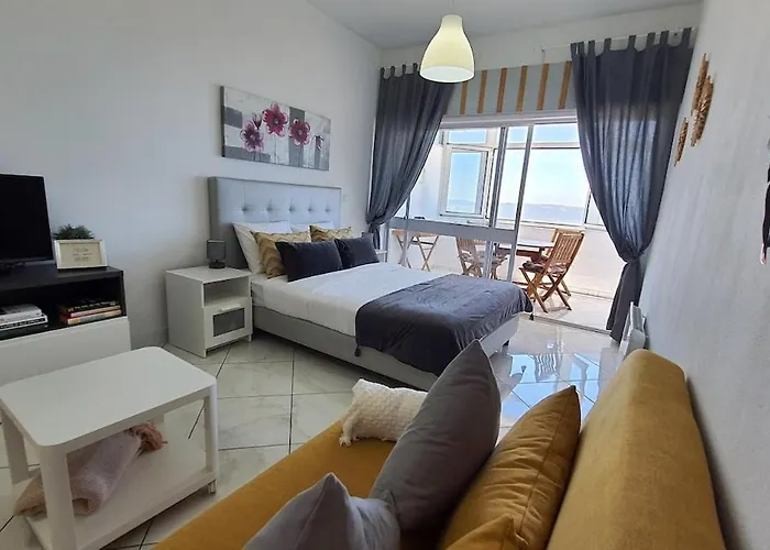 Front Ocean View דירה נאזרה